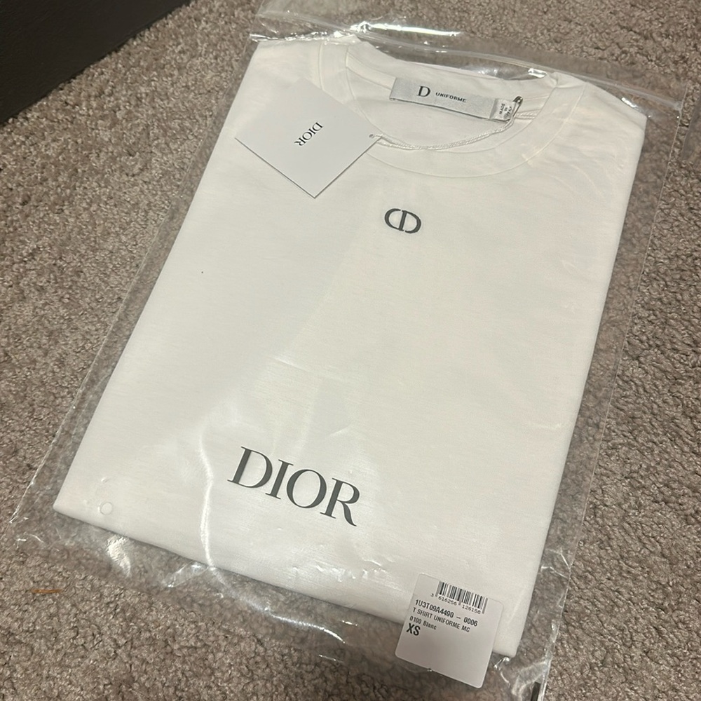 100% authentic Women’s Dior T-shirt size xs brand new
